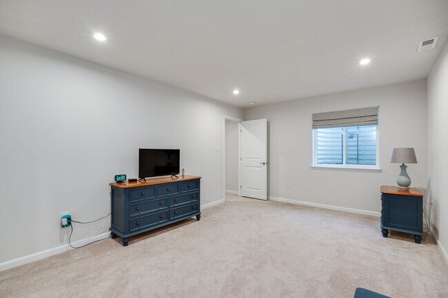 Building Photo - 194 Cresting Rd