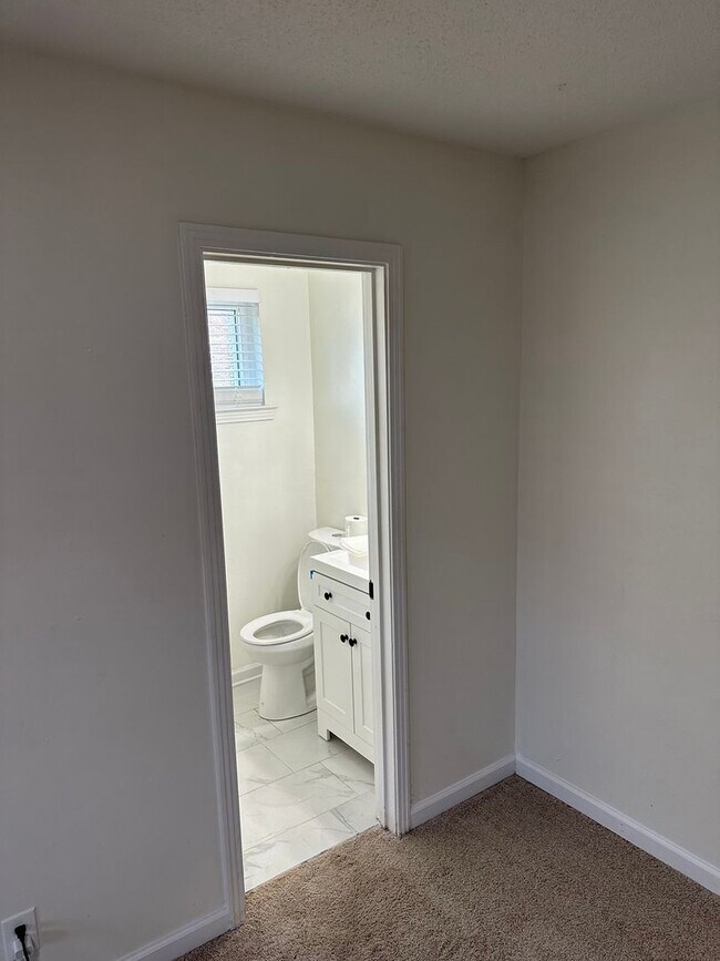 Building Photo - Charming 2BR Duplex in Memphis