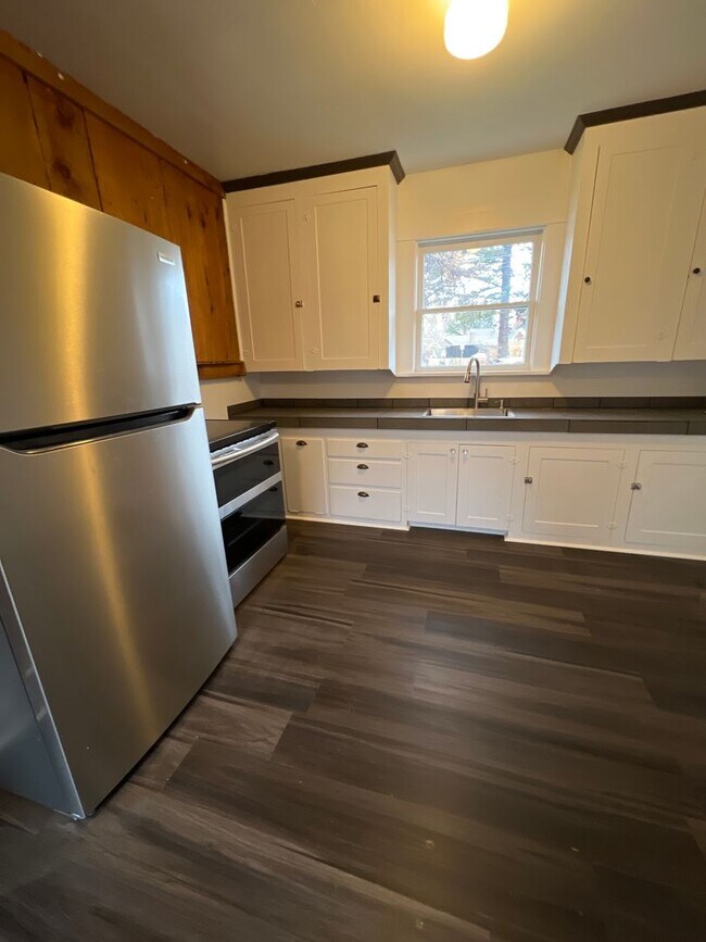 Building Photo - Remodeled DOWNTOWN Bend House, Newer Flooring/Paint/Appliances, Gas heat, Small Garage, Fenced Yard