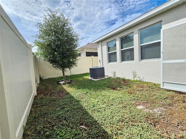 Building Photo - 1556 N River Cir