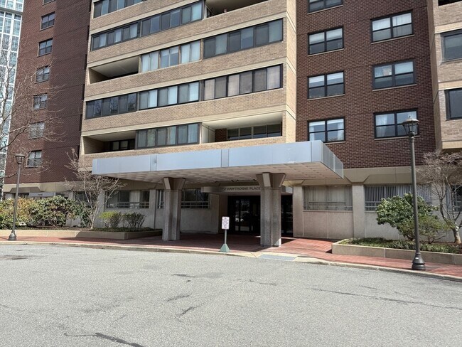 Building Photo - 2 Hawthorne Pl