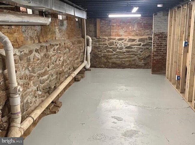 Building Photo - 2124 E Somerset St