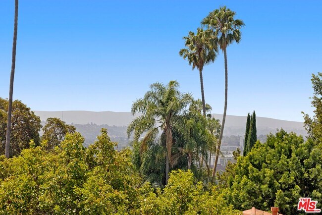 Building Photo - 1121 La Collina Dr
