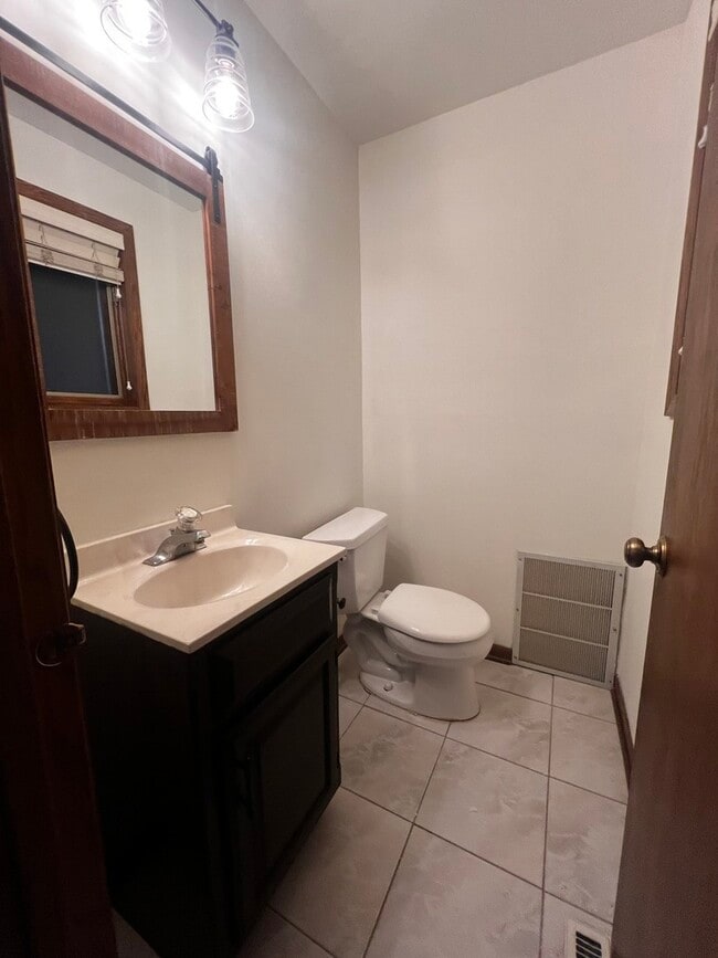 Building Photo - 809 Overlook Dr