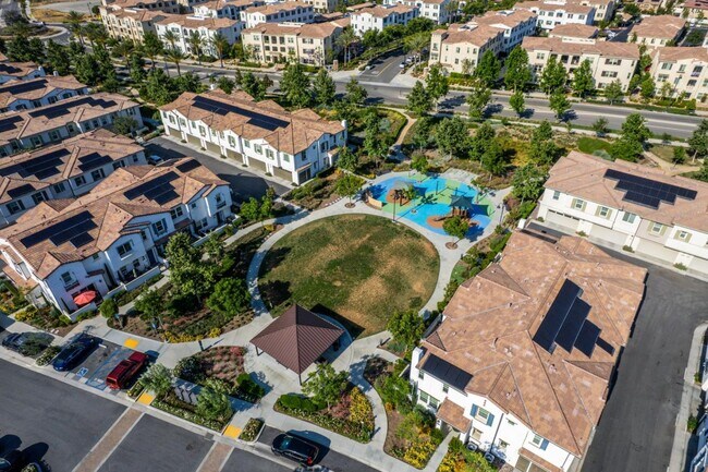 Building Photo - 30324 Town Square Dr
