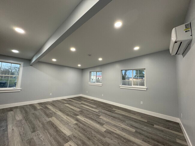 Building Photo - 611 Tangent St