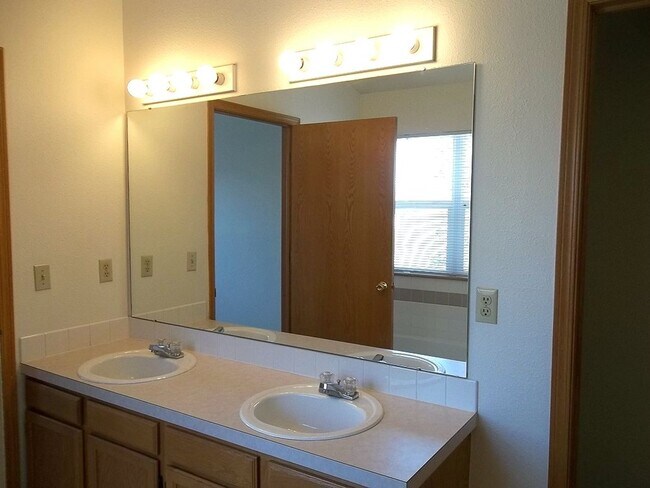 Building Photo - Comfortable and Bright 3-Bedroom Home Available This June