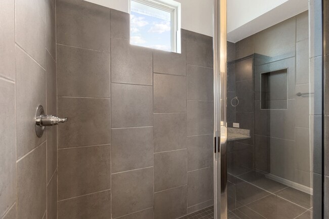 Building Photo - 3 Bedrooms and 2.5 Bathrooms located in Ca...
