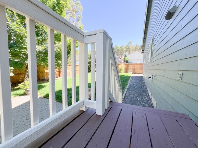 Building Photo - Three Bedroom, Two Bath House in Southview