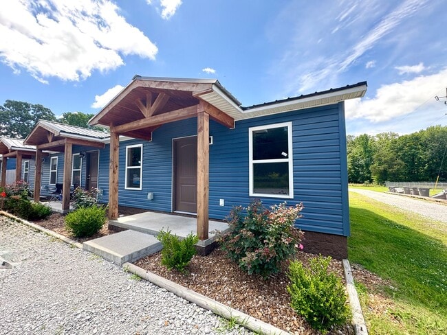 Building Photo - 2 Bedroom/2 Bathroom Triplex Unit in South...