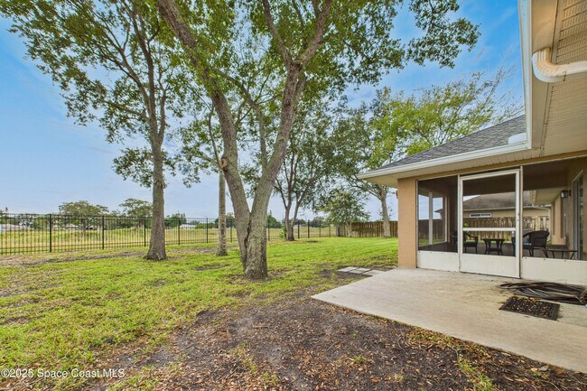 Building Photo - 1936 Gloria Cir