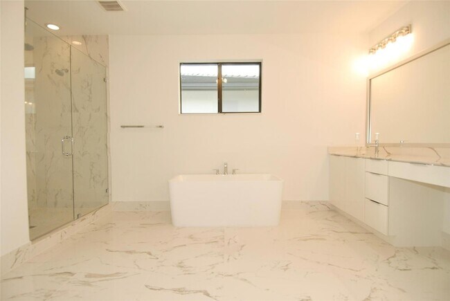 Building Photo - 1435 SW 23rd St