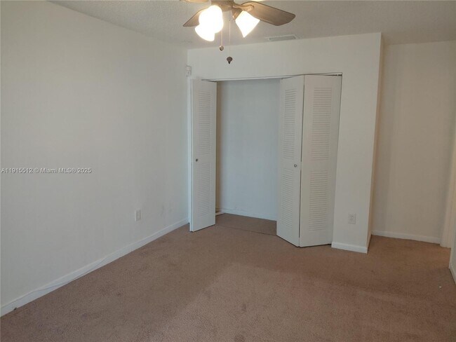 Building Photo - 999 Hamilton Dr