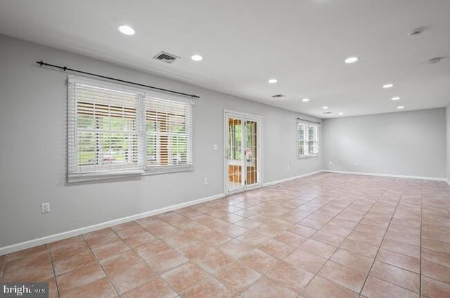 Building Photo - 262 Crescent Dr