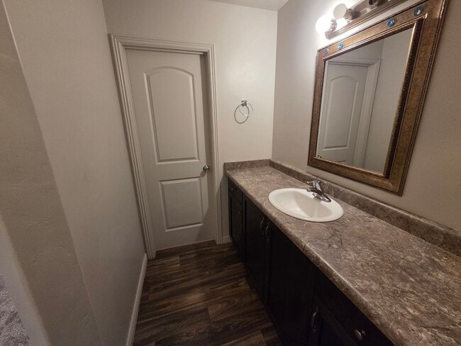 Building Photo - Spacious 4 Bedroom Home!