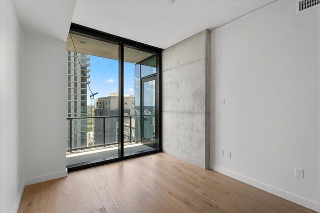 Building Photo - 610 Davis St