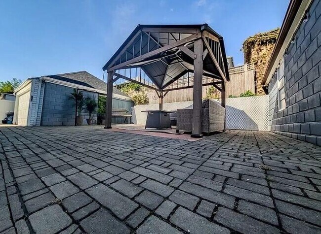 Building Photo - 364 Academy Ave
