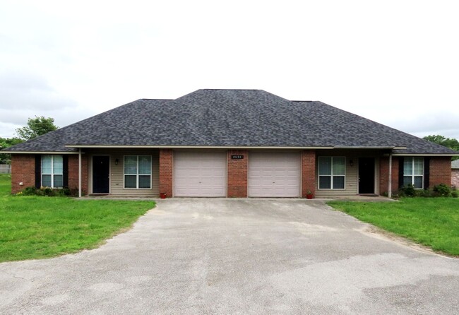 Building Photo - Beautiful 3 Bedroom, 2 Bath Duplex in Lind...