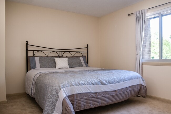 Building Photo - 804 Fairways Dr