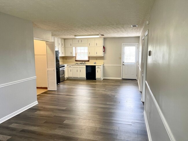 Building Photo - Welcome to this charming 1-bedroom, 1-bath...