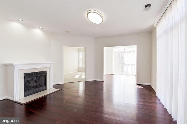 Building Photo - 1860 Stratford Park Pl