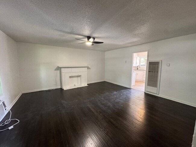 Building Photo - 400-402 North Jefferson - Kaufman
