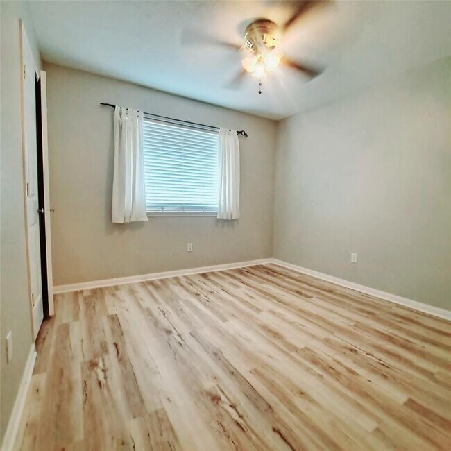 Building Photo - 1365 El Camino Village Dr