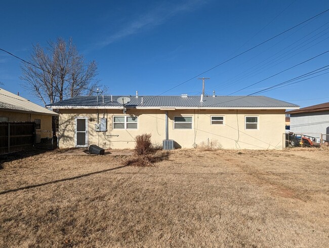 Building Photo - Updated, All Electric, Three Bedroom with ...