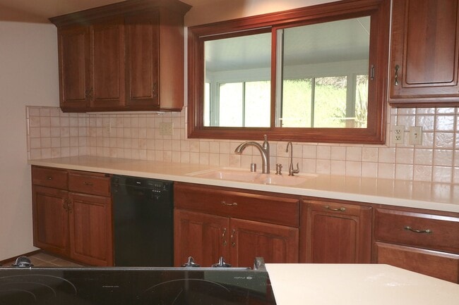 Building Photo - 3/2 house in North Clairemont! 2 car garag...