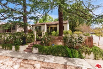 Building Photo - 1462 Mentone Ave