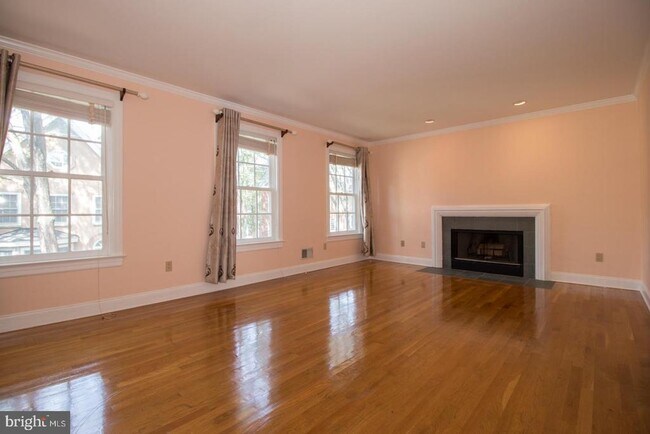 Building Photo - 42 Governors Ln