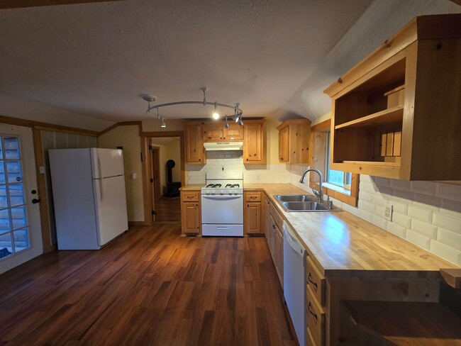 Building Photo - *LEASE PENDING* For Rent: 2 Bed/1 Bath Hom...