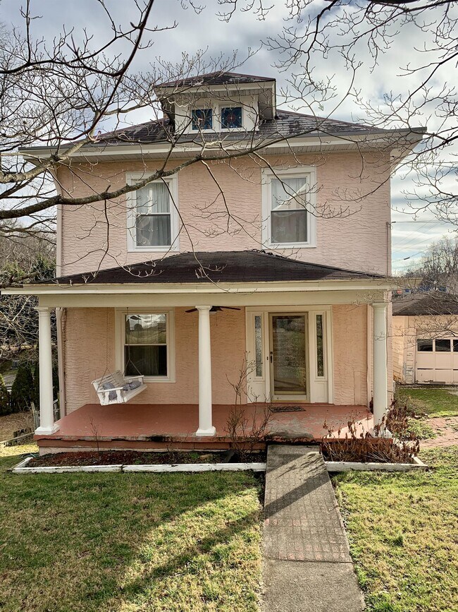Building Photo - 916 Pine Rd
