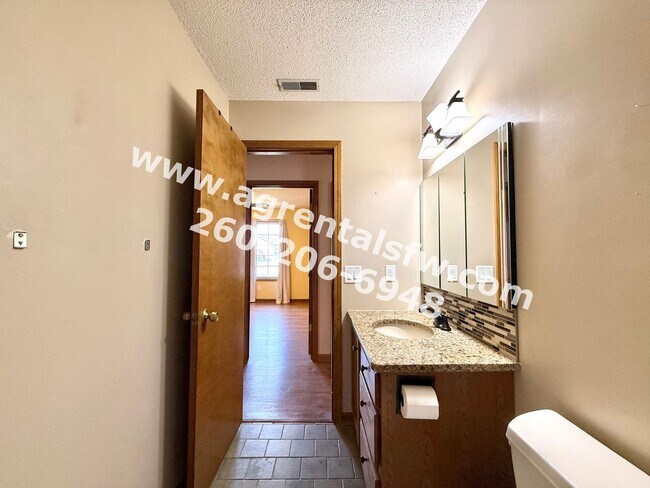 Building Photo - 3 Bedroom House