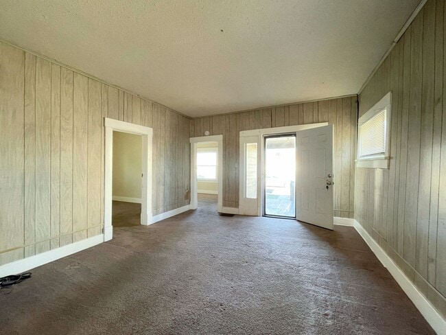 Building Photo - Large 3 Bedroom