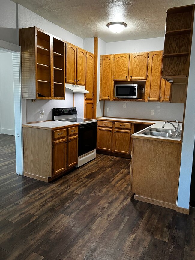 Building Photo - 4 Bedroom 2 Bathroom