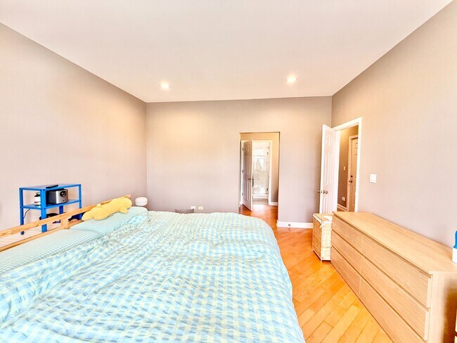 Building Photo - Stunning 2 Bed 2 Bath Plus Lofted Den in the Wicker Park area
