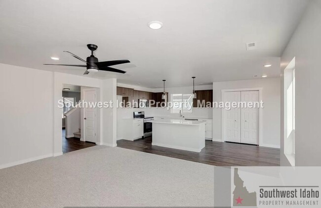 Building Photo - 8140 E Sunray Dr