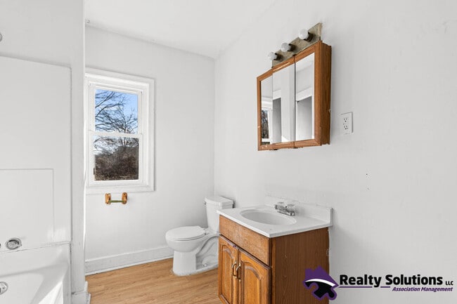 Building Photo - 118 E Del-A-Vue Ave