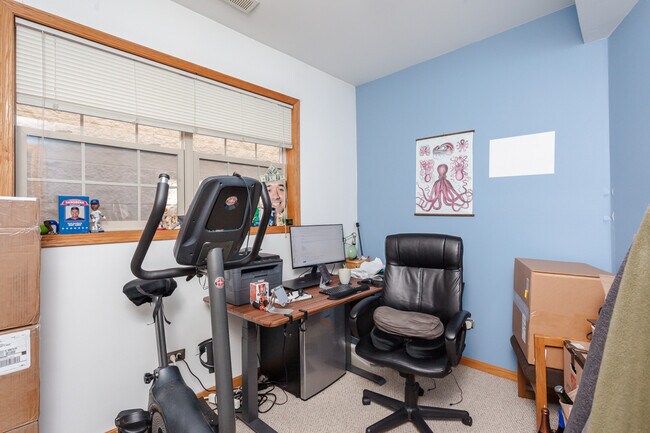 Building Photo - 1357 N Artesian Ave