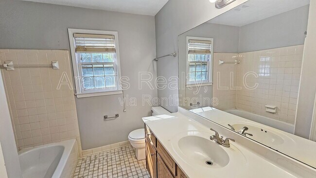 Building Photo - 4858 Glenwhite Dr