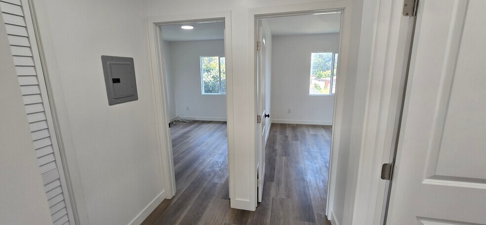Building Photo - 833 E 92nd St