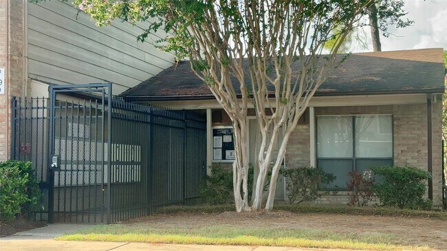 Building Photo - 2100 Wilcrest Dr