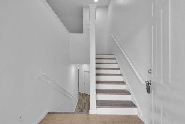 Building Photo - FREE RENT FOR THE MONTH OF NOV 25 | RENOVATED 3 BEDROOM 2 BATHS TOWNHOME