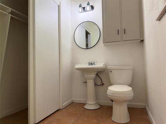 Building Photo - 2800 W Fuller Ave