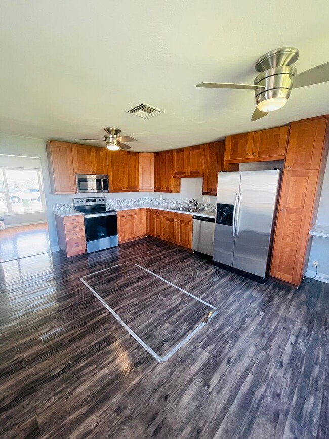 Building Photo - 2bed/1bath home in Tahoe Park 12 month lea...