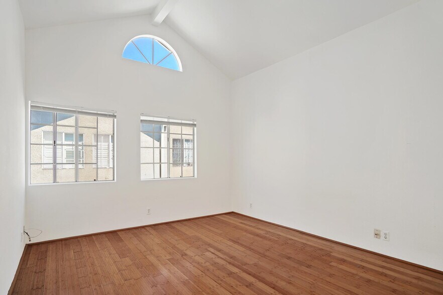 Building Photo - 850 N Poinsettia Pl