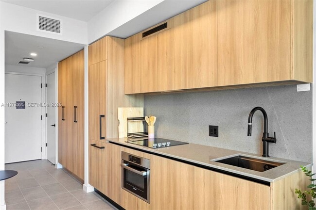 Building Photo - 121 NE 5th St