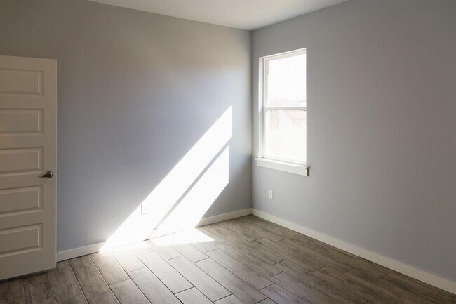 Building Photo - 306 Kirks Holw