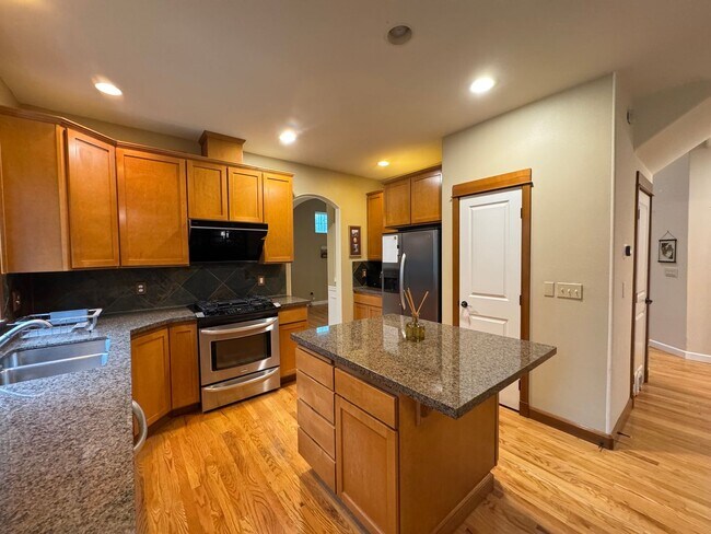 Building Photo - Spacious 4-Bedroom Home for Rent in Woodinville